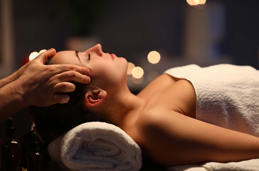 Frau erhält Kopfmassage
